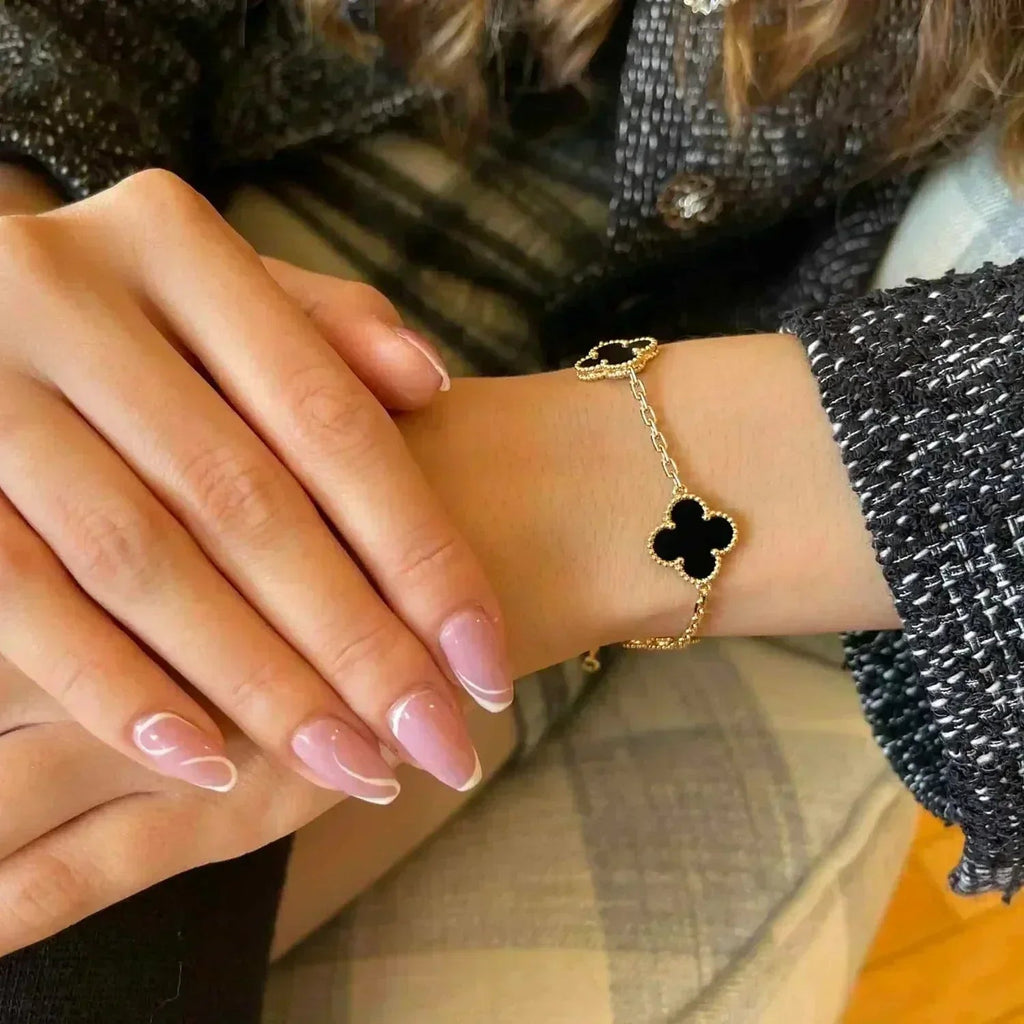 VCA CLOVER 5 MOTIF ONYXS BRACELET COLLECTION