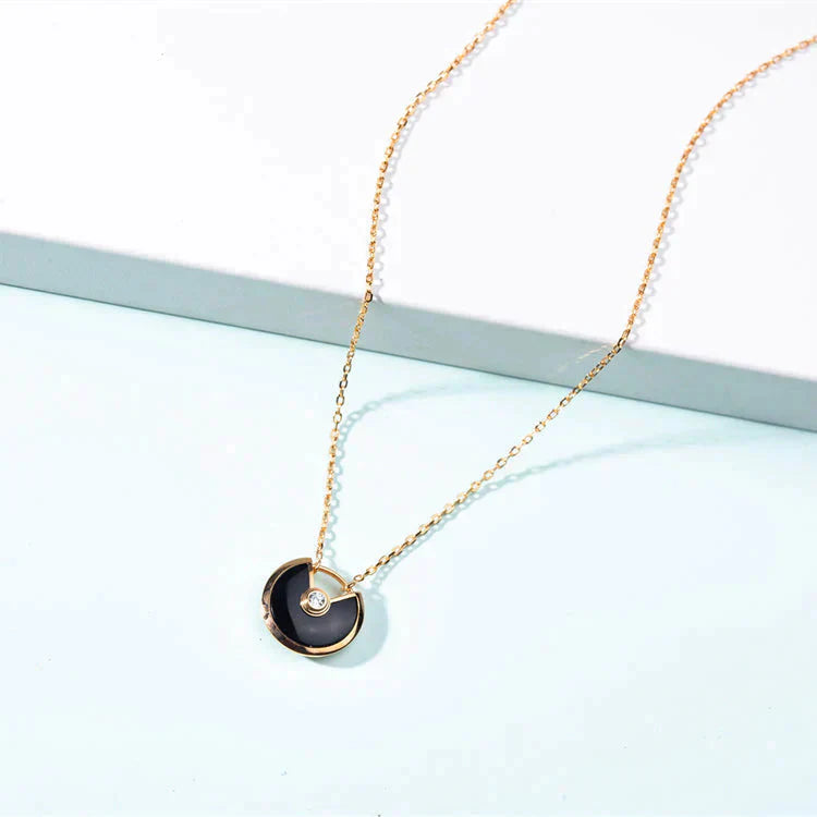 CARTIER AMULETTE GOLD CARNELIAN ONYX NECKLACE