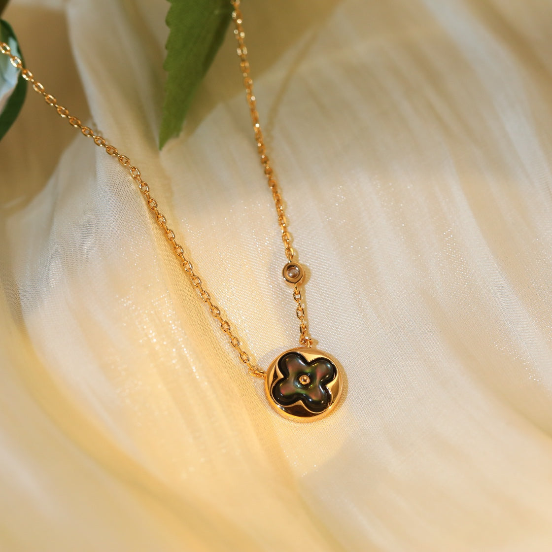 LOUIS VUITTON SUN PEDANT PINK GOLD 1 DIAMOND NECKLACE