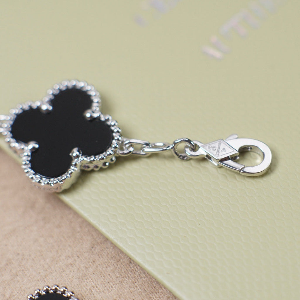 VCA CLOVER 5 MOTIF ONYXS BRACELET COLLECTION